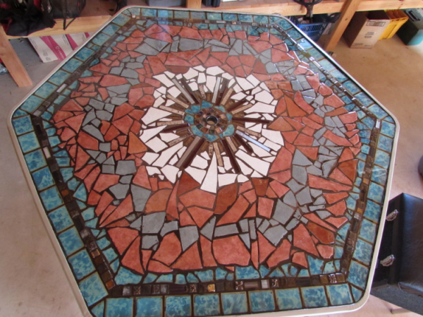 Meja belajar dengan pola mozaik di permukaan